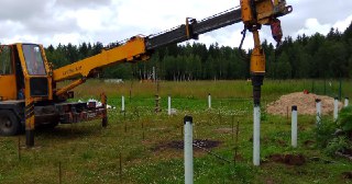 Закручивание винтовых свай в Рубцовск. Аренда машины для закручивания свай цена от 2915 руб